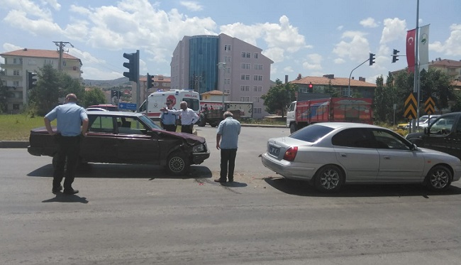 OTOMOBİLE ARKADAN ÇARPTI