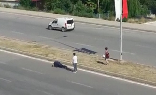 BU ÇOCUKLAR ANAYOLDA NE YAPIYOR?