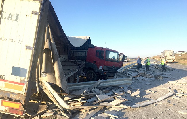 GRANİT YÜKLÜ TIR REFÜJE ÇIKTI