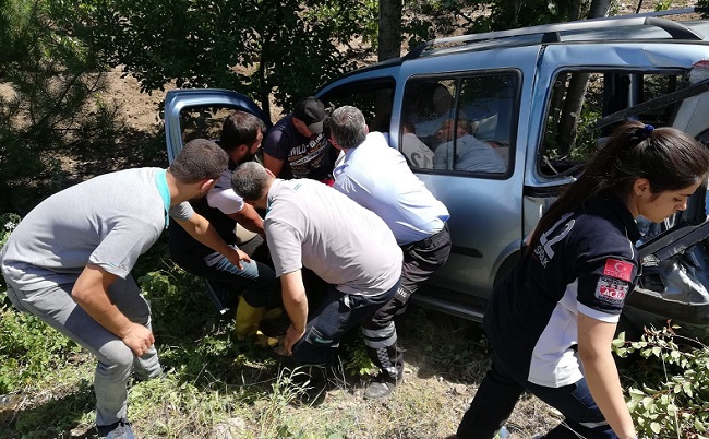 YOL KENARINDAKİ ARACA TRAKTÖR ÇARPTI