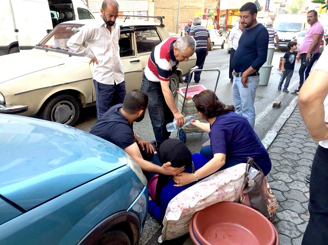 TALİHSİZ YAYA KADIN ARADA KALDI