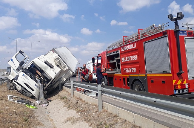 KAMYON ORTA REFÜJE DEVRİLDİ