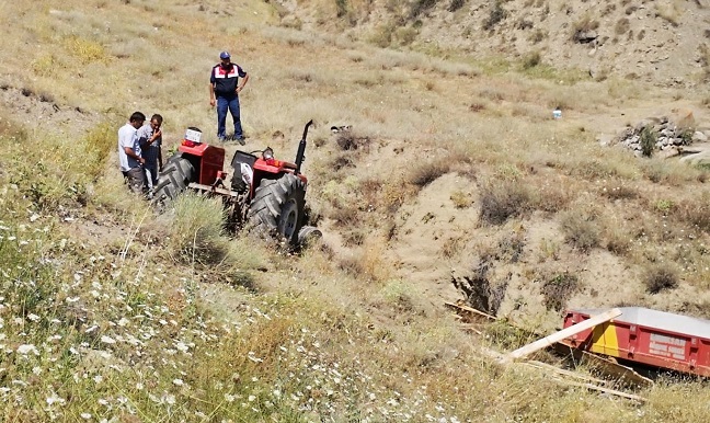TRAKTÖR ŞARAMPOLE DEVRİLDİ: 1 ÖLÜ
