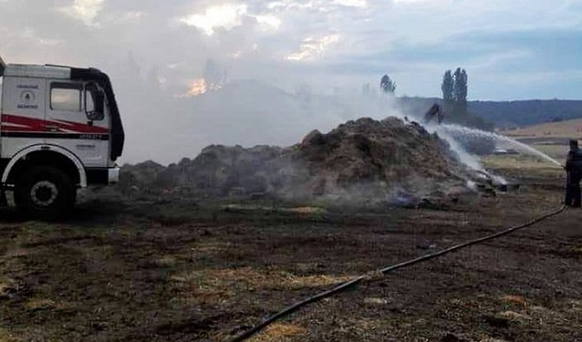 2 BİN SAMAN BALYASI KÜL OLDU