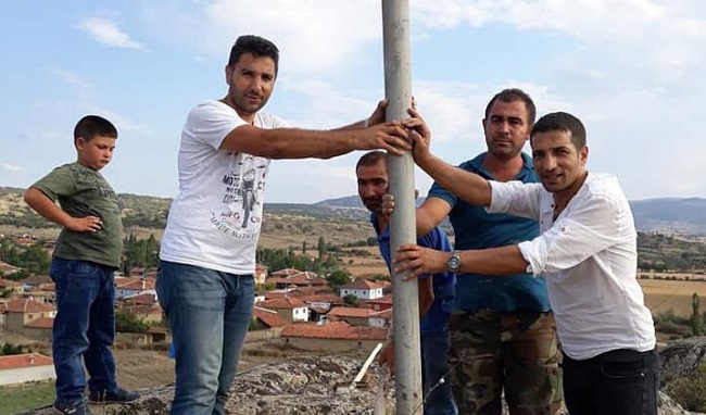KÖYÜN EN YÜKSEK TEPESİNE TÜRK BAYRAĞI