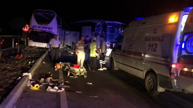 YOLCU OTOBÜSLERİ BÖYLE ÇARPIŞTI