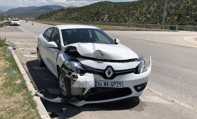 KAVŞAKTA ÇARPIŞTILAR: 9 YARALI