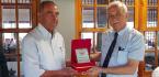 HAYIRSEVER İŞ ADAMINA TEŞEKKÜR PLAKETİ