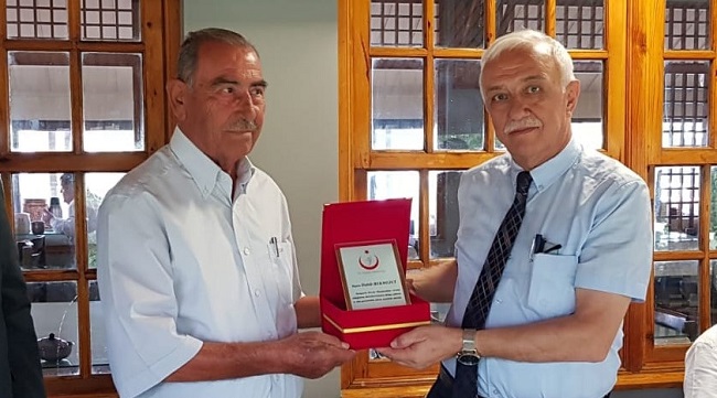 HAYIRSEVER İŞ ADAMINA TEŞEKKÜR PLAKETİ