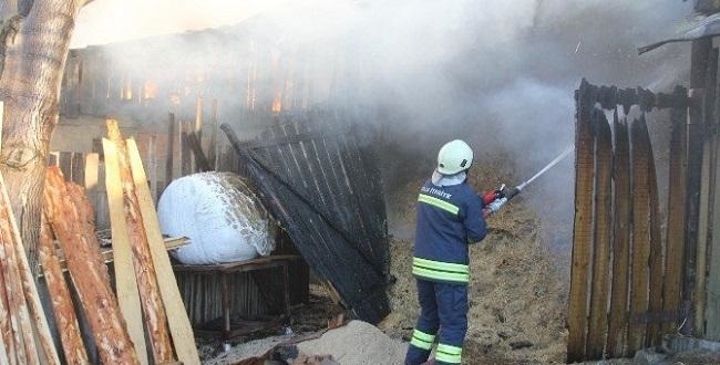 CAM KIRIKLARI EVİ VE SAMANLARI YAKTI