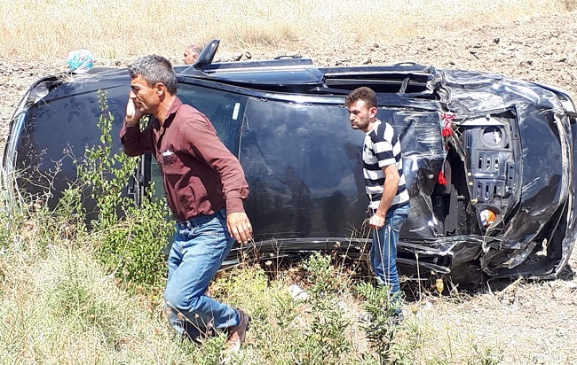 ÜZÜCÜ KAZADA ARAÇ İÇİNDE SIKIŞTI