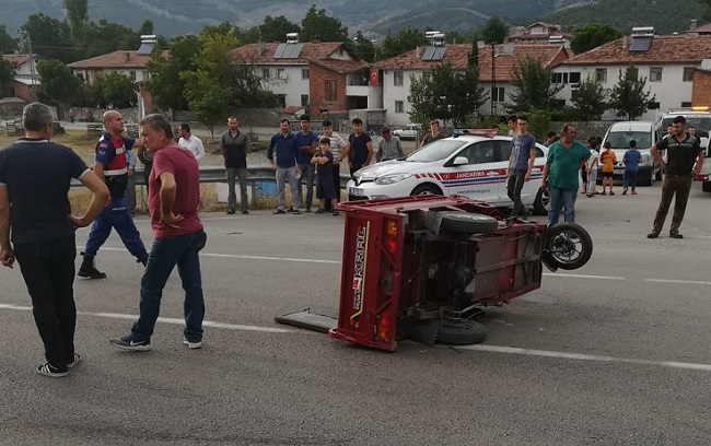 OTOMOBİL BİSİKLETLİ GENCE ÇARPTI