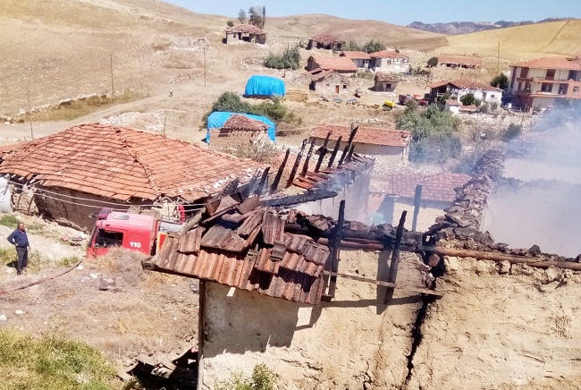 ÇIKAN YANGINDA EŞYALAR TAMAMEN YANDI