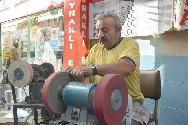 BIÇAKÇILARIN BAYRAM MESAİSİ BAŞLADI