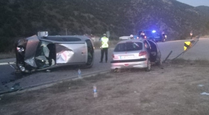 İKİ OTOMOBİL KAVŞAKTA ÇARPIŞTI: 5 YARALI