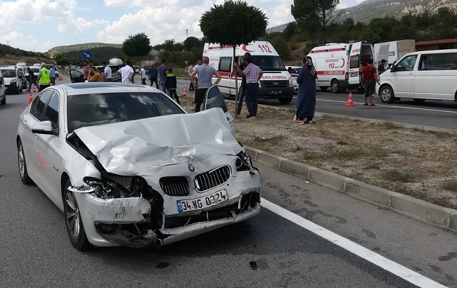 İKİ OTOMOBİL ÇARPIŞTI: 1 ÖLÜ 1 YARALI
