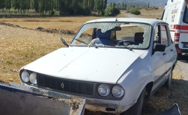 YOLDAN ÇIKAN ARAÇ BETONA ÇARPTI