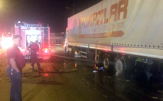 LASTİKLERİ YANAN TIR BENZİNLİĞE GİRDİ