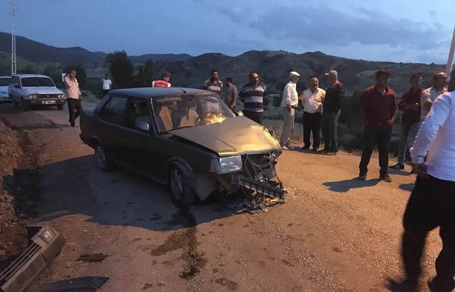 İKİ OTOMOBİL ÇOK KÖTÜ ÇARPIŞTI