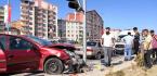 TRAFİK IŞIKLARINA ÇARPARAK DURDU!