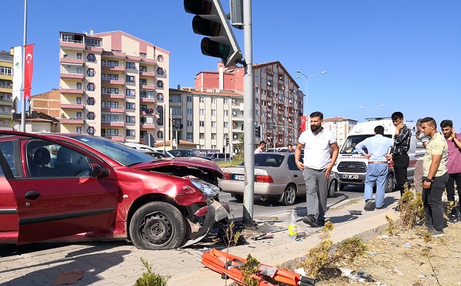 TRAFİK IŞIKLARINA ÇARPARAK DURDU!