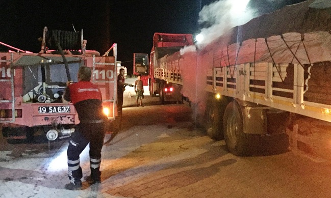 KİTAP YÜKLÜ TIRIN LASTİKLERİ TUTUŞTU
