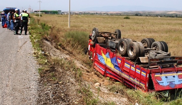 FRENİ PATLAYAN KAMYON DEVRİLDİ