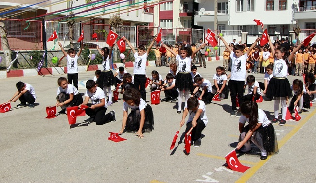 MİNİKLERDEN RENKLİ KUTLAMA PROGRAMI