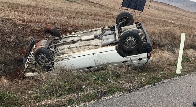 OTOMOBİL ŞARAMPOLE DEVRİLDİ: 3 YARALI