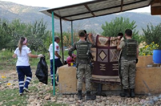 KOMŞUSUNUN KAPISINDA CAN VERDİ