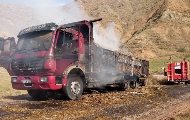 SAMAN YÜKLÜ KAMYON KÜL OLDU