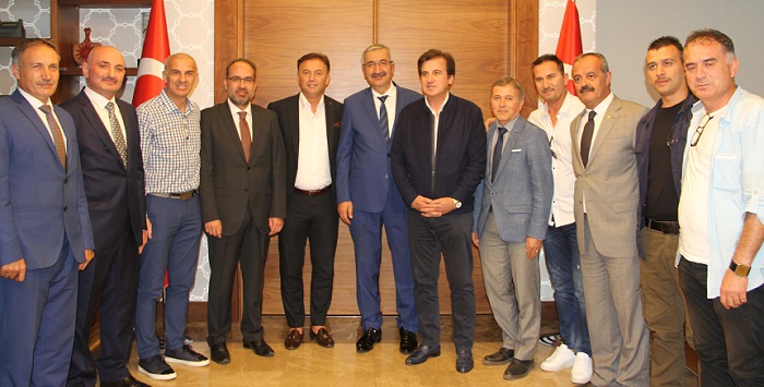 FUTBOLUN EFSANELERİ GENÇLERLE BULUŞTU