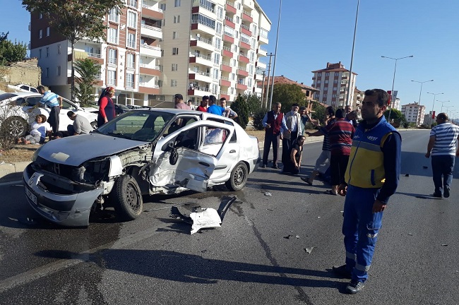 KAVŞAKTA İKİ ARAÇ ÇARPIŞTI: 4 YARALI