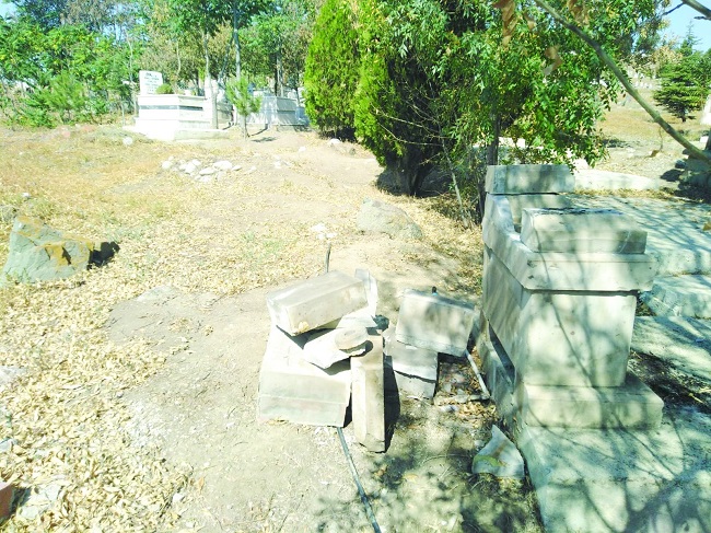 MAGANDALAR MEZARLIK ÇEŞMELERİNİ KIRDI