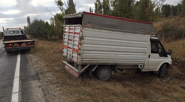 KAMYONET YOLDAN ÇIKTI: 1 YARALI