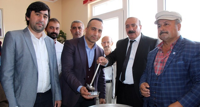 CHP’LİLER AŞURE İKRAMINDA BULUNDU