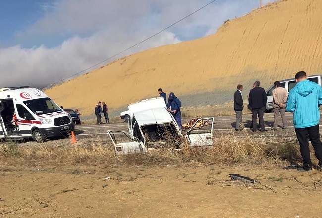 KAFA KAFAYA ÇARPIŞTILAR: 1 ÖLÜ 4 YARALI