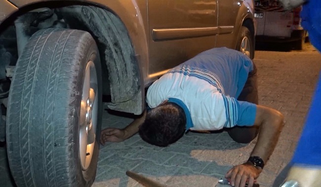 VATANDAŞLAR YAVRU KEDİLERİ KURTARDI