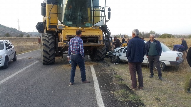 OTOMOBİL BİÇERDÖVERLE ÇARPIŞTI