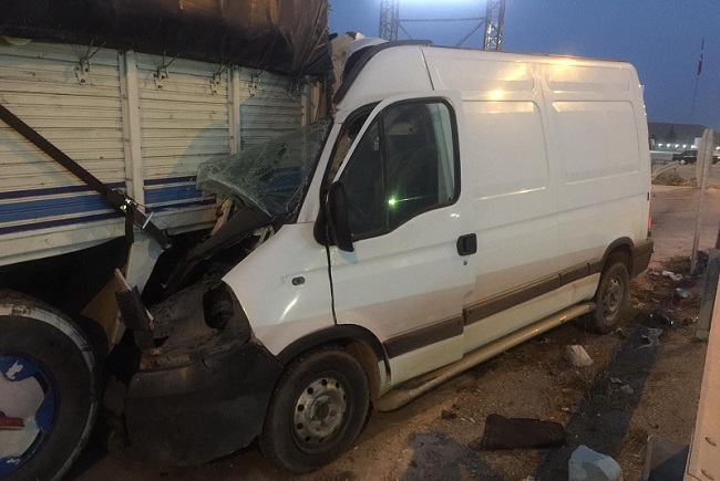 KAMYONA ARKADAN BÖYLE ÇARPTI