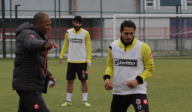 TEKNİK ADAMDAN FUTBOLCULARA UYARI