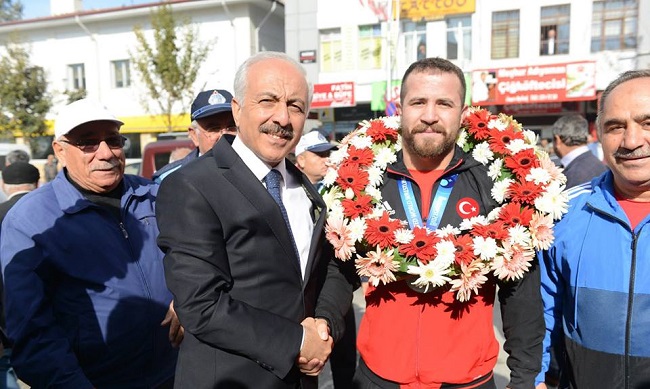 DÜNYA ŞAMPİYONU GÜREŞÇİYE BÜYÜK ÖDÜL