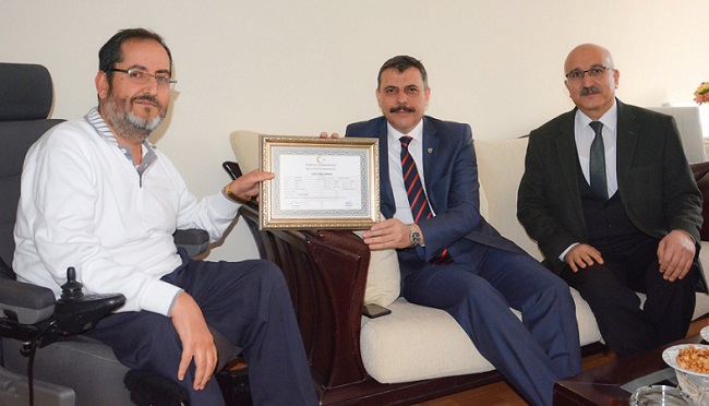 DİPLOMASINI VALİ’NİN ELİNDEN ALDI