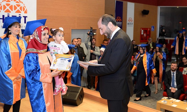 HİTÜ’DE ANNELER MEZUNİYET SEVİNCİ YAŞADI