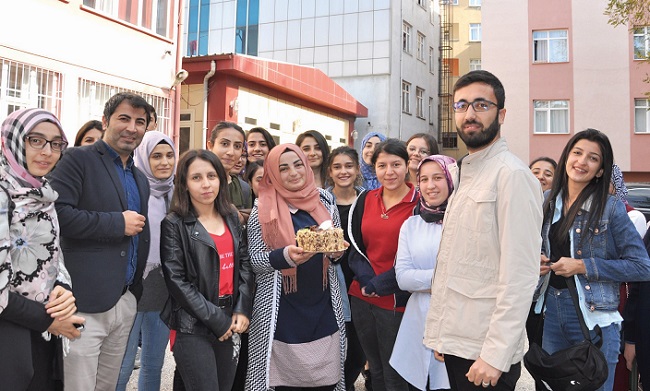 ÖĞRETİM GÖREVLİSİNE SÜRPRİZ DOĞUM GÜNÜ