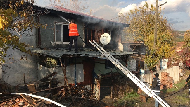 CENAZEYE GİDEN KADININ EVİ YANDI