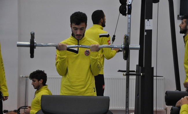 ÇORUMSPORLU FUTBOLCULAR AĞIRLIK ÇALIŞTI