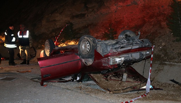 OTOMOBİL TAKLA ATTI: 2 YARALI