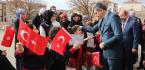 VALİ ÖĞRENCİLERLE TEK TEK İLGİLENDİ