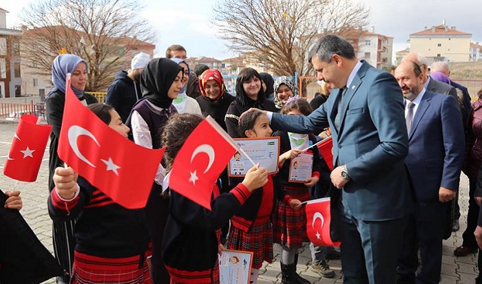 VALİ ÖĞRENCİLERLE TEK TEK İLGİLENDİ